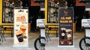 Mẫu standee kiểu cửa đế sắt được ưa chuộng tại quán cafe hiện nay