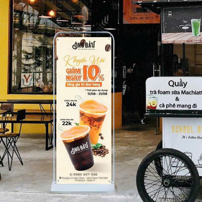 Mẫu standee kiểu cửa đế sắt được ưa chuộng tại quán cafe hiện nay