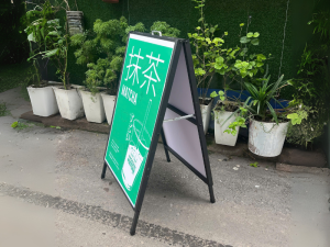 Standee giá chữ A – Giải pháp quảng bá hiệu quả, tiết kiệm chi phí