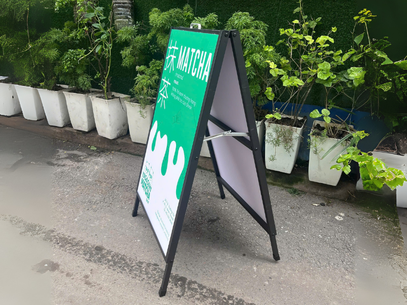 Standee giá chữ A – Giải pháp quảng bá hiệu quả, tiết kiệm chi phí
