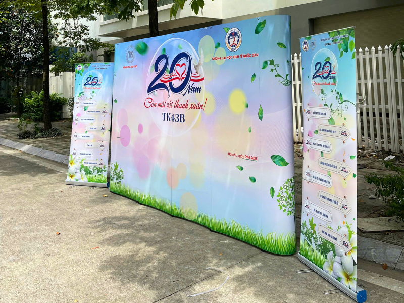 Backdrop và standee cuốn: Giải pháp tiết kiệm cho doanh nghiệp