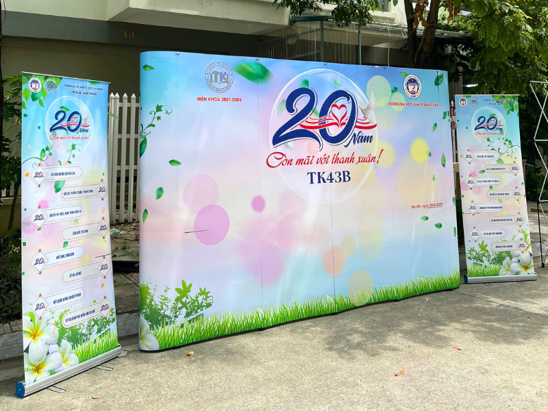 Backdrop và standee cuốn: Giải pháp tiết kiệm cho doanh nghiệp