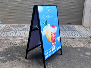 Standee 2 mặt giá rẻ – In ấn sắc nét, khung bền đẹp