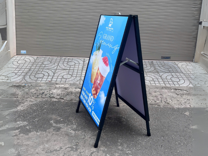 Standee 2 mặt giá rẻ – In ấn sắc nét, khung bền đẹp