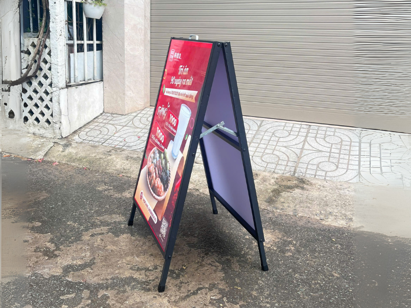 4 lý do bạn nên chọn standee chữ A 2 mặt cho quảng cáo ngoài trời