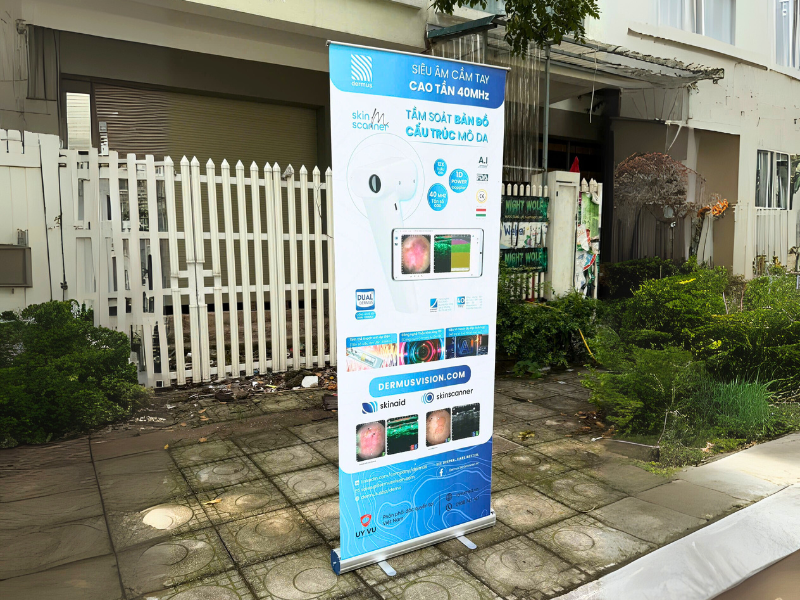 Standee cuốn giá rẻ – Giải pháp quảng cáo hiệu quả chi phí thấp 