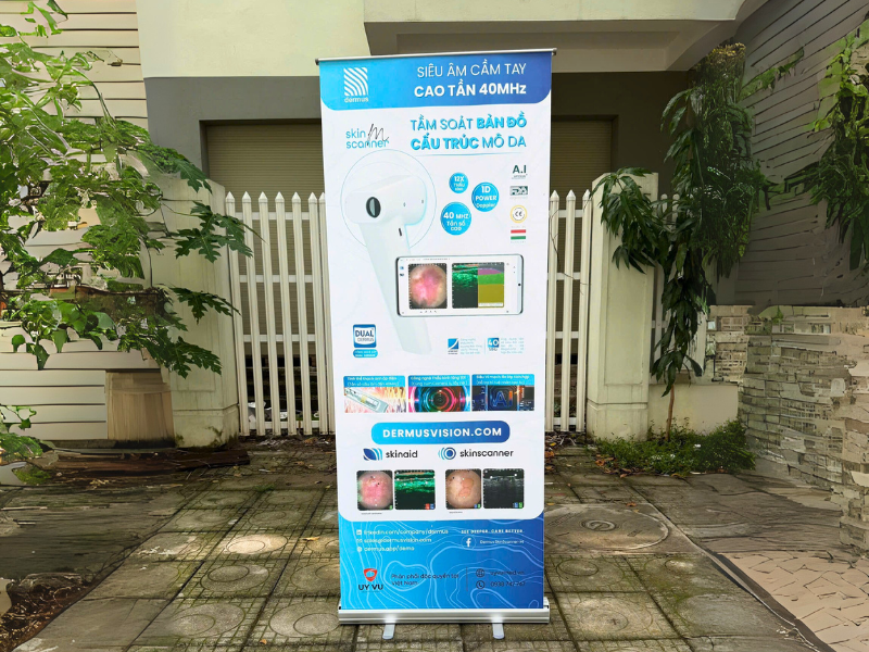 Standee cuốn giá rẻ – Giải pháp quảng cáo hiệu quả chi phí thấp 