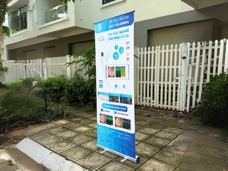 Standee cuốn giá rẻ – Giải pháp quảng cáo hiệu quả chi phí thấp 
