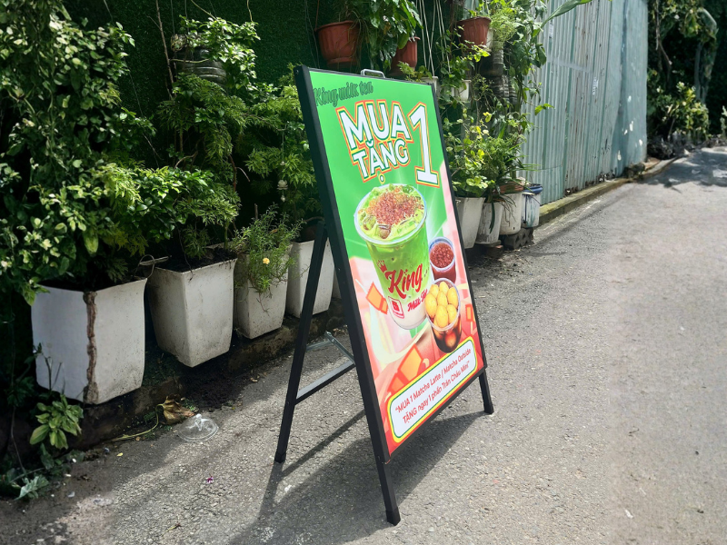 Standee quán cafe – Giải pháp quảng cáo nhỏ gọn, hiệu quả lớn
