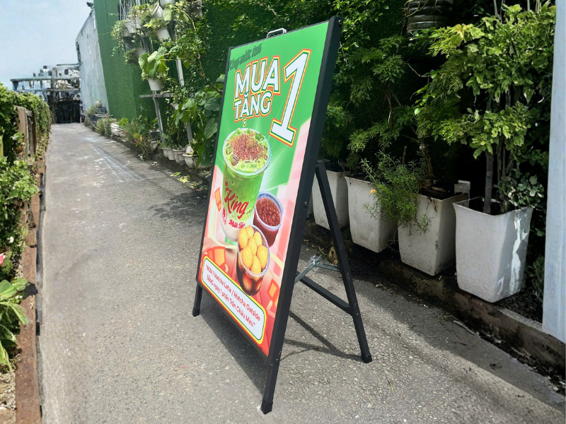 Standee quán cafe – Giải pháp quảng cáo nhỏ gọn, hiệu quả lớn