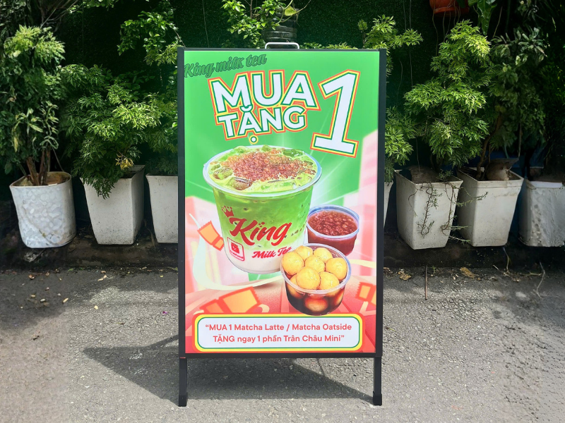 Standee quán cafe – Giải pháp quảng cáo nhỏ gọn, hiệu quả lớn