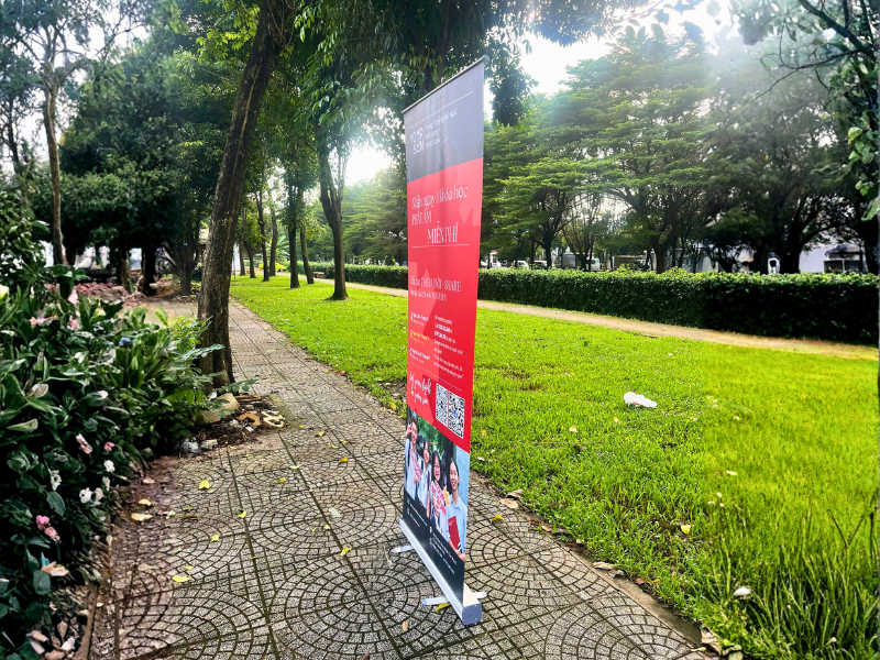 Vì sao 7/10 doanh nghiệp tin dùng standee cuốn?