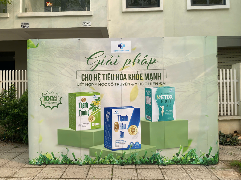 Standee hay Backdrop? Giải pháp truyền thông hiệu quả nhất 2026