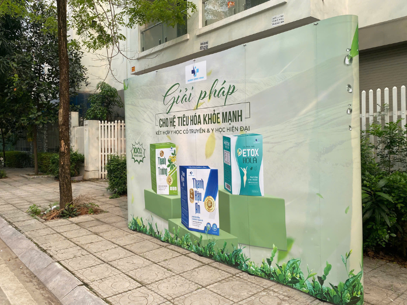 Standee hay Backdrop? Giải pháp truyền thông hiệu quả nhất 2026