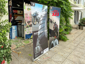 Standee là gì? Hướng dẫn chọn standee từ A-Z 2026