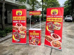 Standee booth sampling: Mẫu setup nổi bật tại điểm bán 2026