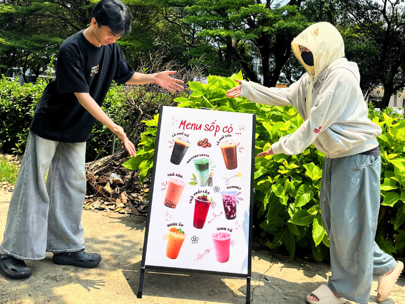 Standee quán cà phê 2 mặt: Mẫu sắt gấp gọn tiện lợi