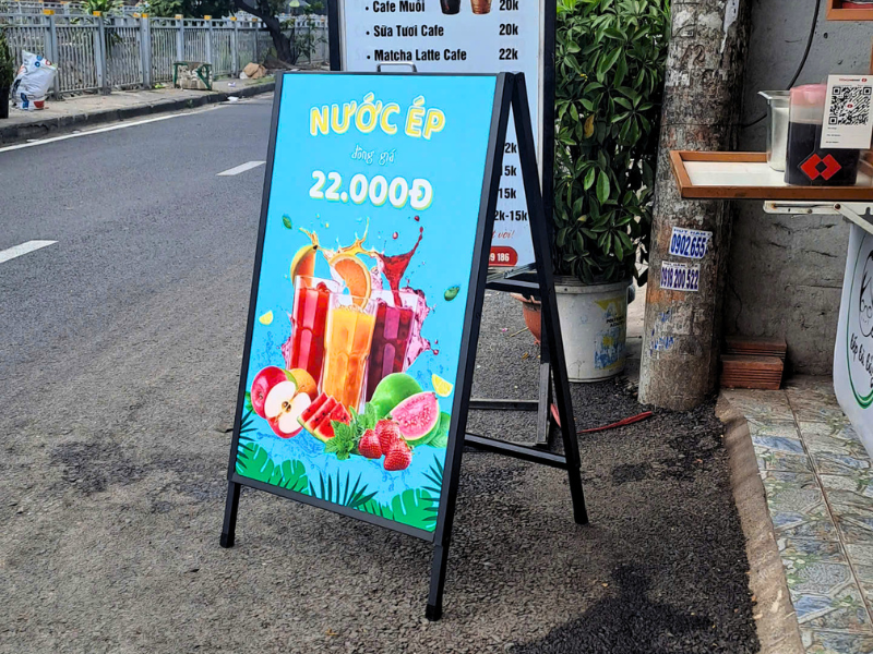 Standee quán cà phê 2 mặt: Mẫu sắt gấp gọn tiện lợi
