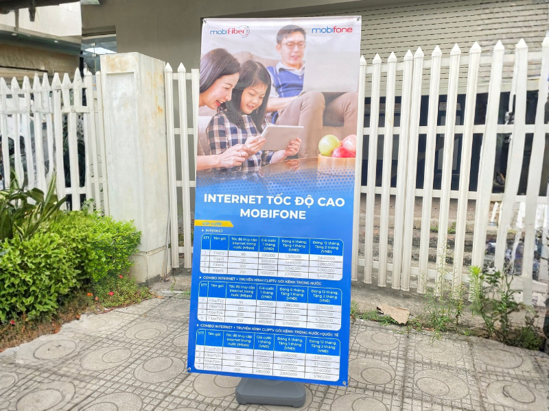 Standee X cản gió 2 mặt: Giải pháp quảng cáo ngoài trời