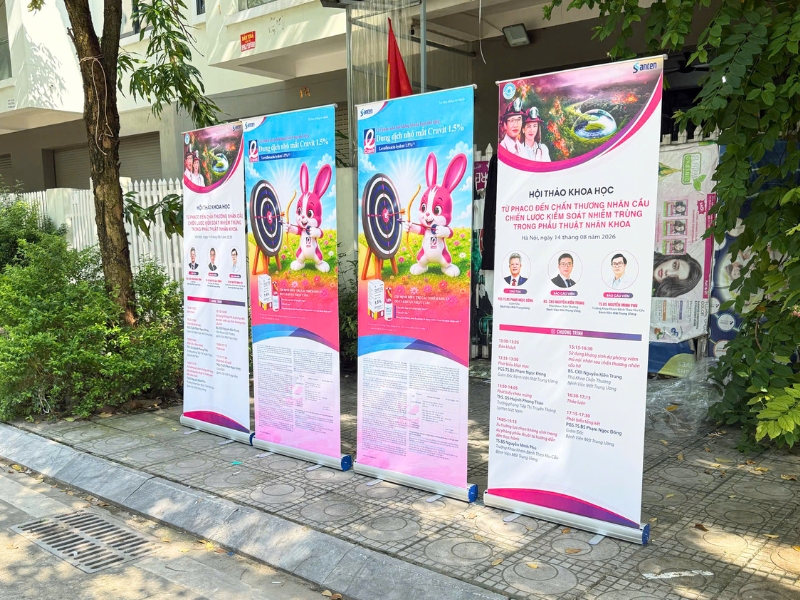 Standee cuốn nhôm: 5 mẹo tối ưu chi phí quảng cáo