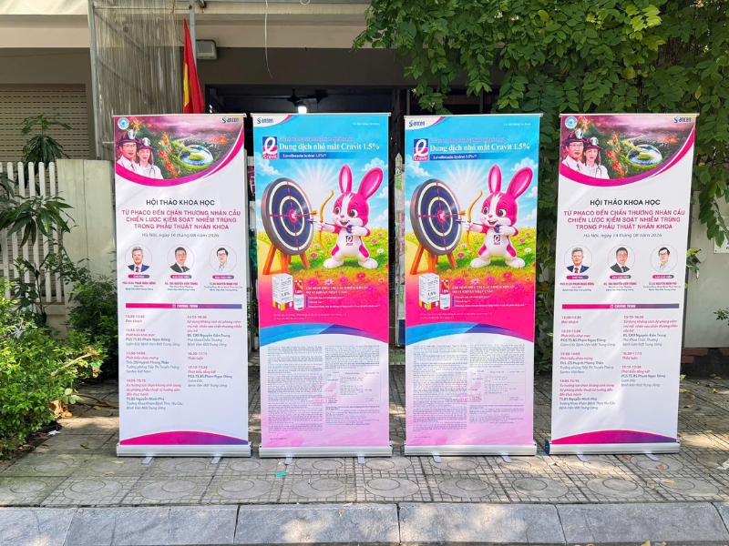 Standee cuốn nhôm: 5 mẹo tối ưu chi phí quảng cáo