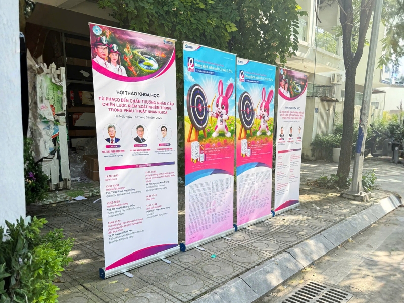 Standee cuốn nhôm: 5 mẹo tối ưu chi phí quảng cáo